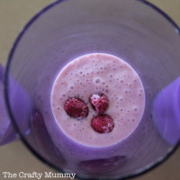 kids cooking smoothie