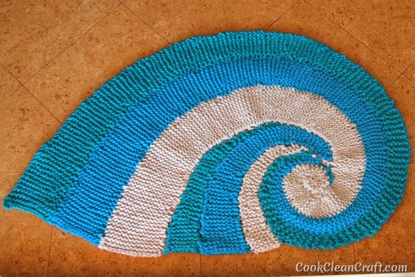 How-to-knit-a-seashell-rug-using-Tshirt-yarn-2_thumb